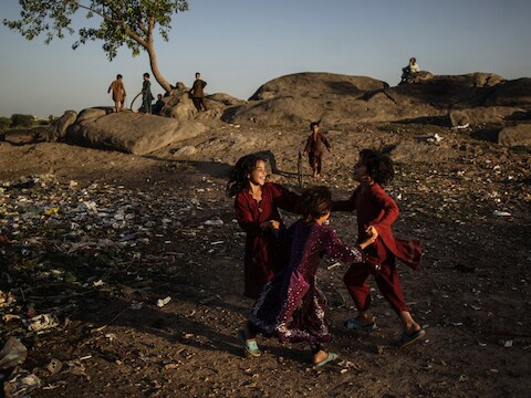 Afghaanse kinderen die zijn gevlucht naar Islamabad, Pakistan. Afghanen vormden in 2012 wereldwijd de grootste groep vluchtelingen.