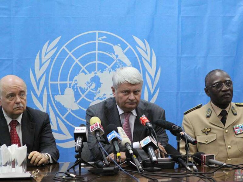 Hervé Ladsous (C), geflankeerd door speciaal gezant voor Congo Roger Meece (L), en generaal Babacar Gaye (R), voormalig militair adviseur voor de VN.
