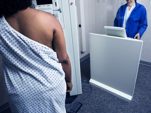 Vrouw ondergaat een mammogram.