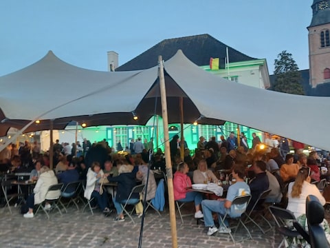 Warmdamme Swingt op het dorpsplein van Waardamme