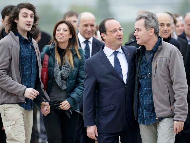 François Hollande verwelkomde zondag de vrijgelaten journalisten op een vliegveld nabij Parijs.