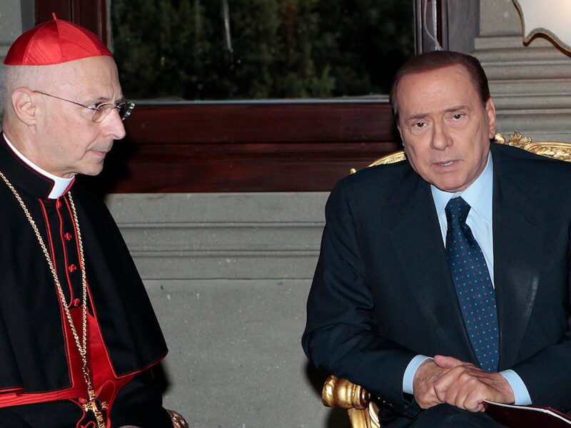Kardinaal Angelo Bagnasco en Silvio Berlusconi tijdens een ontmoeting in 2011.