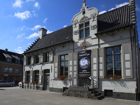 Het Schepenhuys in Oedelem is een van de twee locaties. 