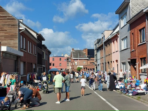 De rommelmarkt Noord Rommelt. 