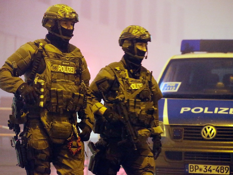 Zwaarbewapende agenten patrouilleren voor het station van Pasing in München.