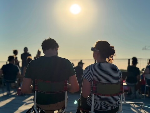 Honderd Mechelaars genieten van zonsverduistering vanop dakterras Keerdok