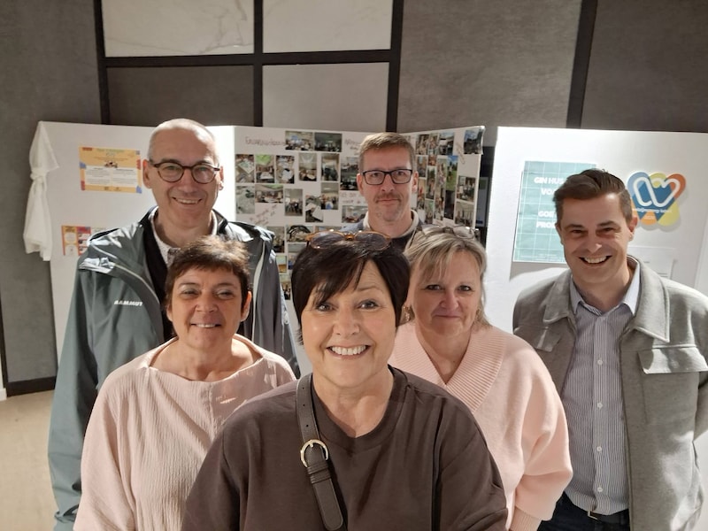 Schepen van Sociale Zaken Nadia Staes (STiP+) met enkele collega-politici en partijleden bij de opening van de tentoonstelling van ‘t Kringske;
