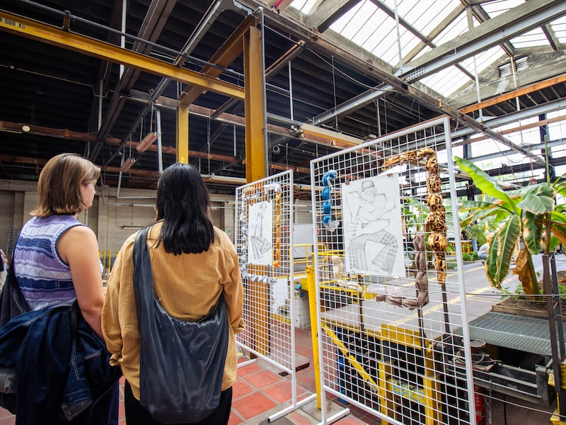 15 jonge kunstenaars tonen werk uit twee maanden in Stelplaats: “Het heeft misschien niks met kunst te maken, of net alles”