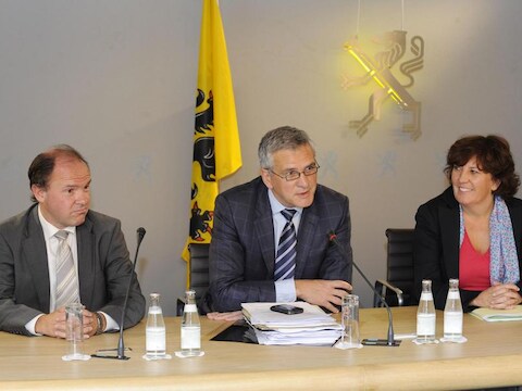 Vlaams minister-president Kris Peeters, geflankeerd door Philippe Muyters (N-VA) en Ingrid Lieten (sp.a).