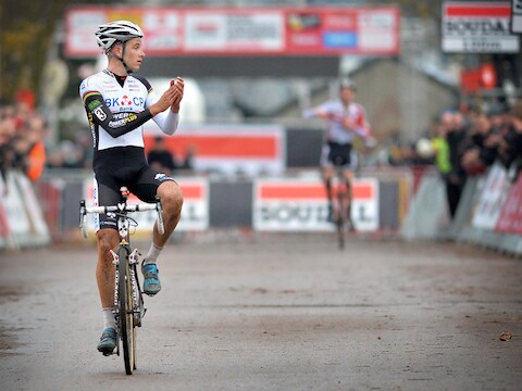 Applaus van de zegevierende Albert voor zijn jongere ploegmaat Mathieu van der Poel, die bij zijn profdebuut meteen tweede werd.