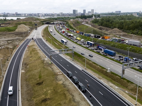 De Ring van Antwerpen, ter hoogte van Zwijndrecht op Linkeroever.