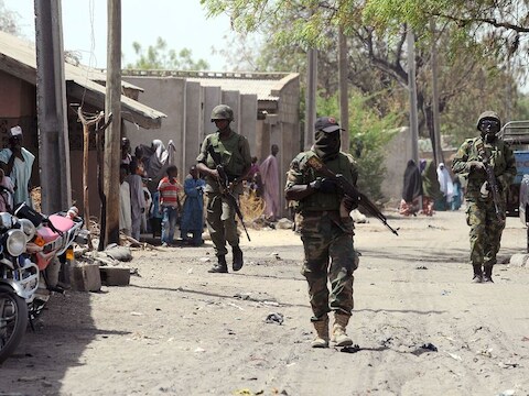 Het Nigeriaanse leger patrouilleert door de straten in Baga.