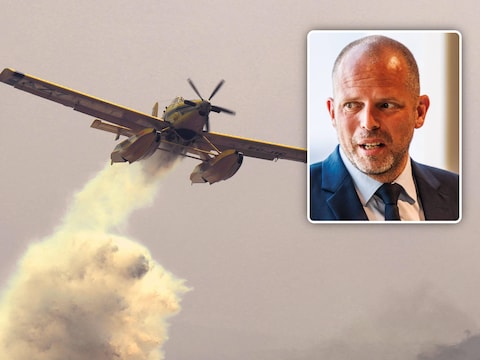 Een Fire Boss-toestel dropt water op een bosbrand in Spanje. Defensieminister Theo Francken (rechts) wil twee van deze toestellen huren.