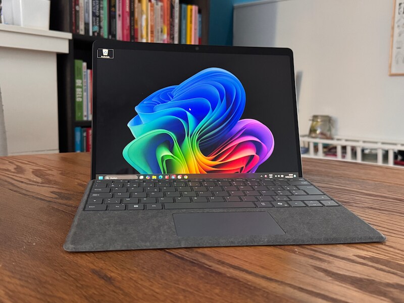 De Microsoft Surface Pro 11 met toetsenbord.