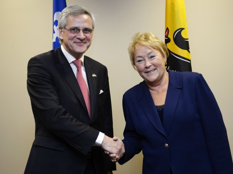 Peeters schudt de hand van Marois.
