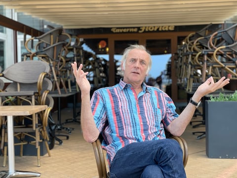 Sam Louwyck voor taverne Floride in Oostende.