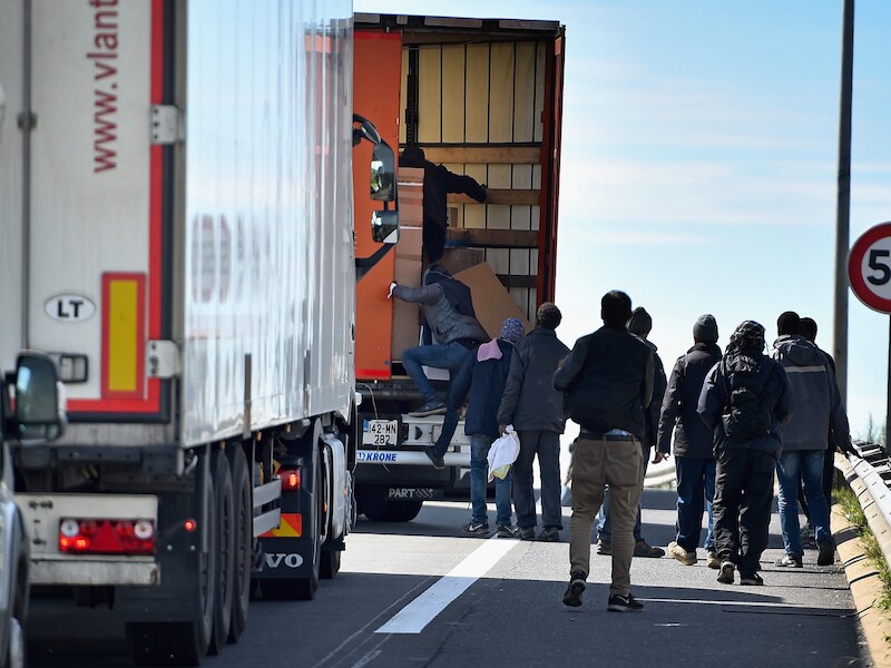 Migranten bij een snelweg in Calais, bij de Eurotunnel, afgelopen juni.
