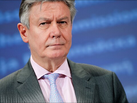 Karel De Gucht ziet de toekomst van de EU-muntunie rooskleurig in, als zal er wel bespaard, hervormd en geëxporteerd moeten worden om de groei te stimuleren.