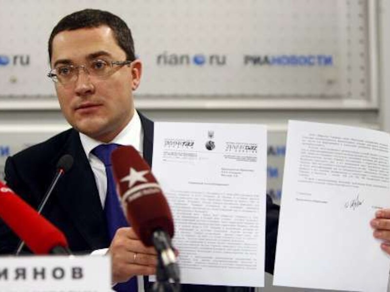 Gazprom-woordvoerder Sergei Kupriyanov met de Oekraïense chantagebrief.