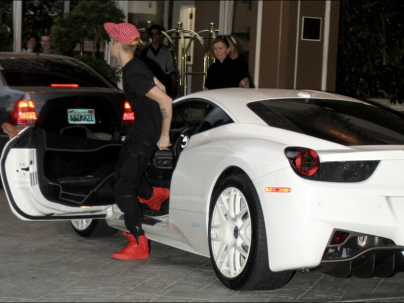 Onder meer zijn witte Ferrari moet Bieber binnenkort verkopen.