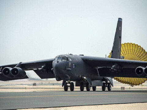 Een B-52 landt op de luchtmachtbasis Al-Udeid in Qatar om ingezet te worden tegen IS.