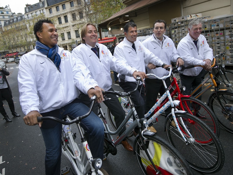 Van l naar r: Gullit, Witschge, Scifo, Wilmots en Rep op de fiets in Parijs in 2012 ter promotie van het Holland Belgium Bid.