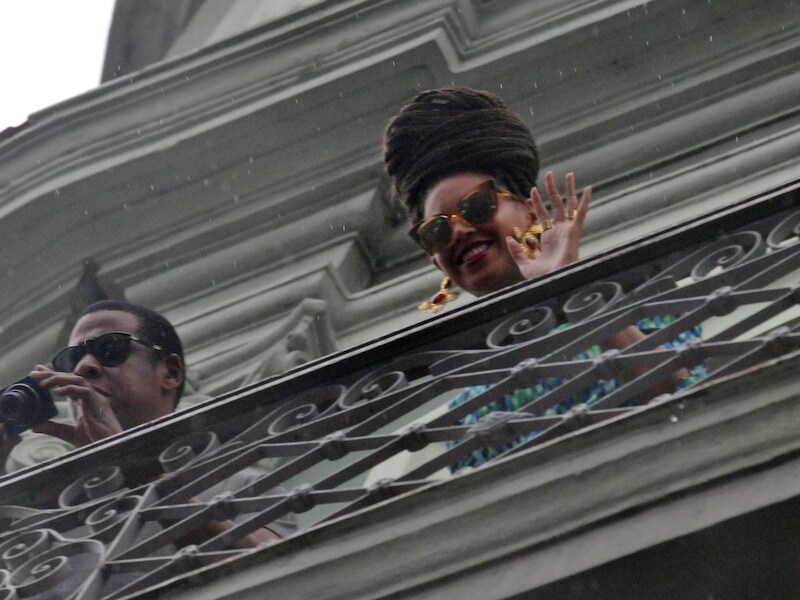 Jay-Z en Beyoncé vrijdag op het balkon van hun hotel in Havana.