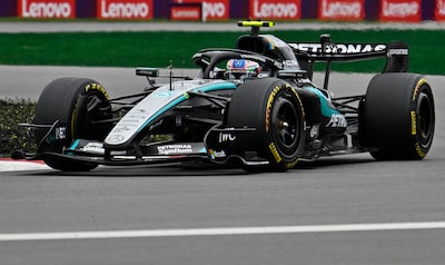 Winst voor WK-leider Kimi Antonelli na motorpech bij eerste achtervolger Russell, Hamilton en Verstappen mee op podium