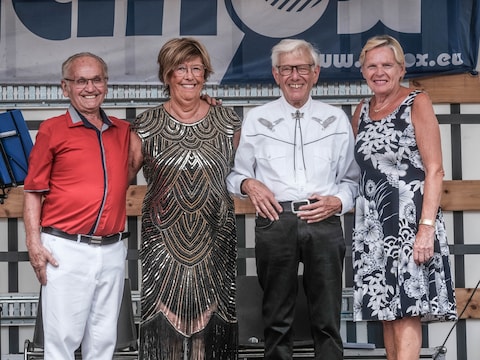 Een allerlaatste keer op het podium: Johnny Carton (wit hemd), hier geflankeerd door André en The Ladies. 