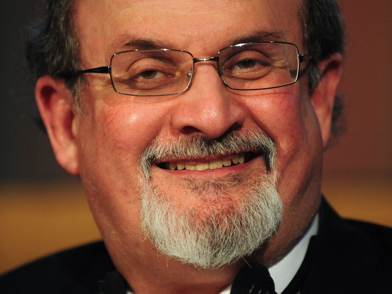 Wijlen ayatollah Khomeini kondigde in 1989 een fatwa af tegen de Britse schrijver Salman Rushdie. Sindsdien leeft hij ondergedoken.