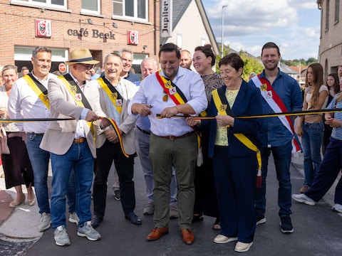 De Beekstraat werd zaterdag onder heel wat belangstelling officieel geopend door het gemeeentebestuur.