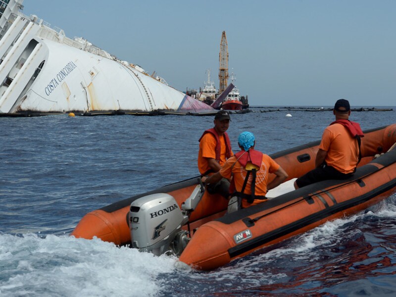 De Costa Concordia nabij de haven van het Toscaanse Giglio.