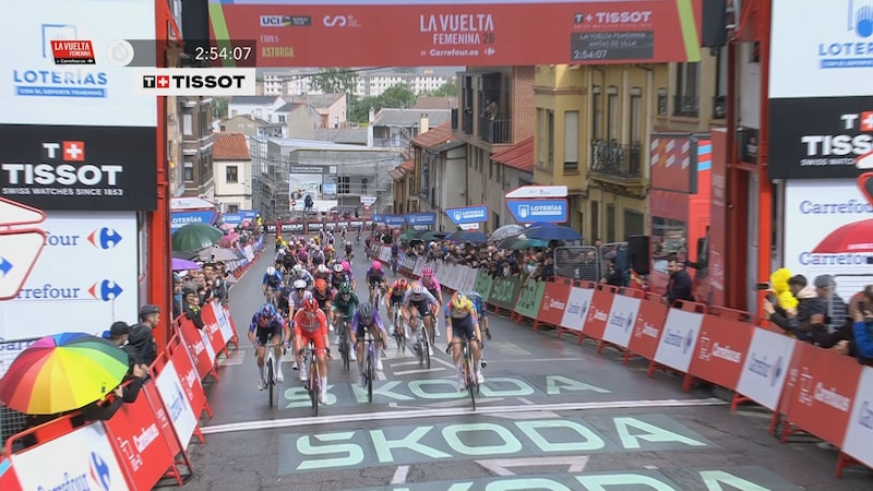 Dit was ons droomscenario”: Lotte Kopecky houdt zich in in sprint en laat  ploeggenote Mischa Bredewold winnen | Sport | HLN.be