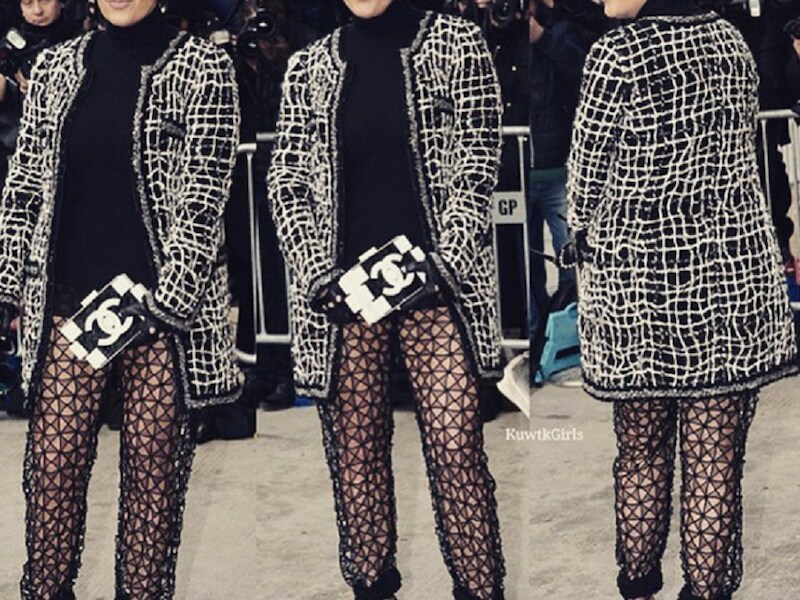 Kris Jenner hield alvast haar Chanelclutch strategisch voor haar kruis.