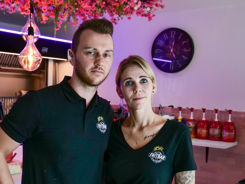 Week na gewelddadige overval staan Arne (28) en Stefanie (36) opnieuw in hun frituur in Sint-Truiden: “Hier alleen zijn, is echt nog geen optie”