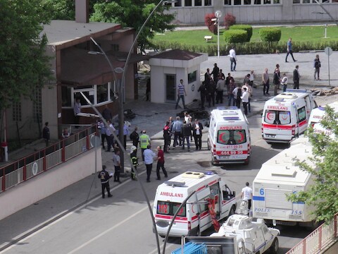 Ambulances bij het politiebureau in Gaziantep.