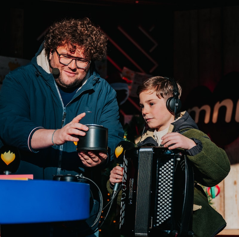 Siem (10) achter zijn accordeon.