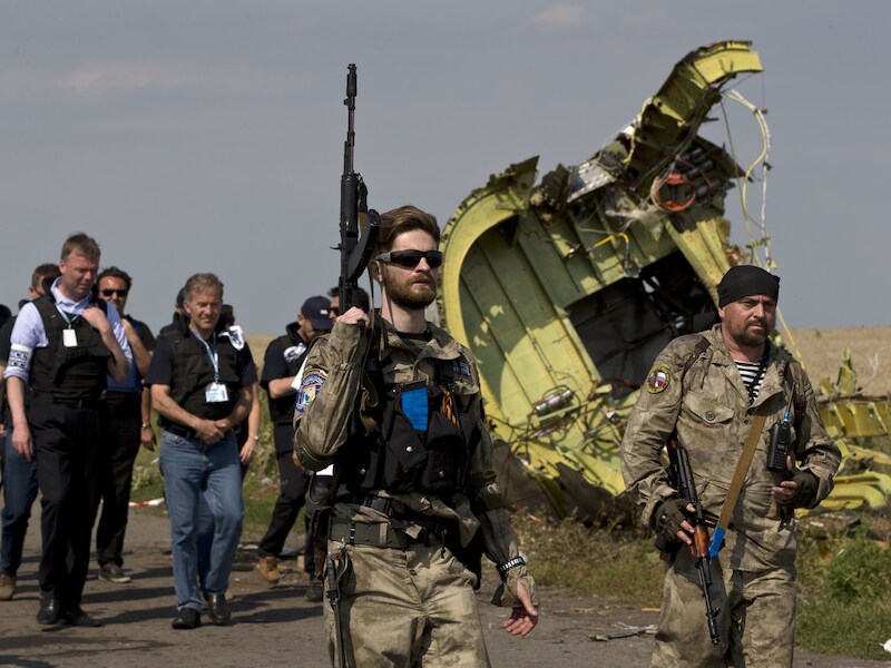 Pro-Russische separatisten begeleidden zondag OVSE-medewerkers op de crashplek.