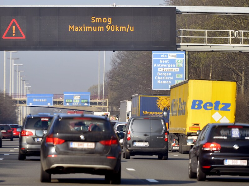 Omwille van het smogalarm geldt op heel wat plaatsen een beperking tot 90 kilometer per uur. Die beperking zou permanent moeten zijn rond Gent, vindt het GMF.