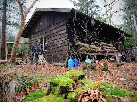 De jachtchalet van Pierre Serry in Maria-Aalter. Speurders troffen in februari op een honderdtal meter van de chalet het lichaam van Stijn Saelens aan.