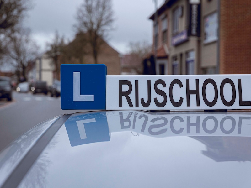 “Tegen beter weten in wilde hij het zichzelf aanleren”: leerling-autobestuurder rijdt meermaals rond zonder begeleider