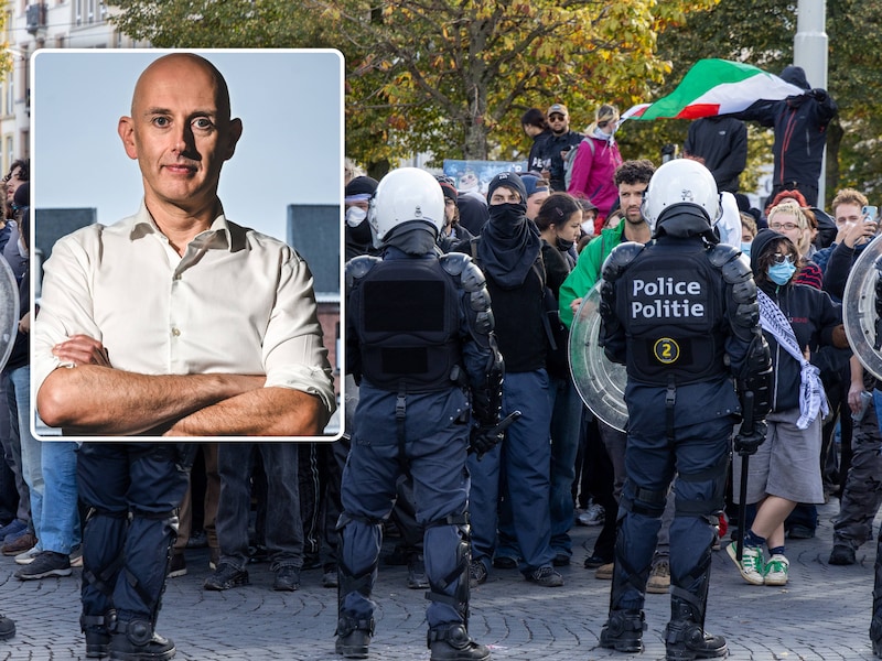 Politie houdt toezicht naast betogers afgelopen zaterdag in Brussel. Inzet: Gerry Van Loock, het hoofd van de Cel Vermiste Personen van de federale politie. 