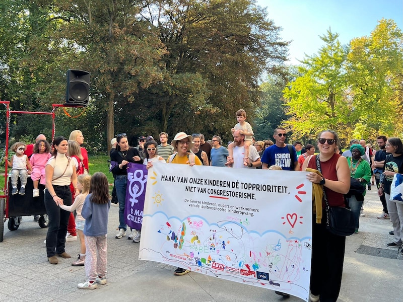 Ouders en kinderen, vakbondsvertegenwoordigers en middenveldorganisaties verzamelden in het Citadelpark en aan het ICC om actie te voeren tegen de besparingen in de kinderopvang.