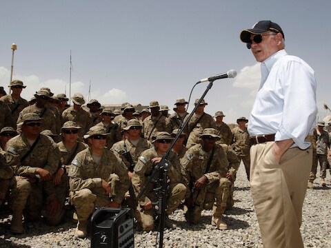 Robert Gates spreekt de Amerikaanse troepen toe in Afghanistan (archiefbeeld 2011).