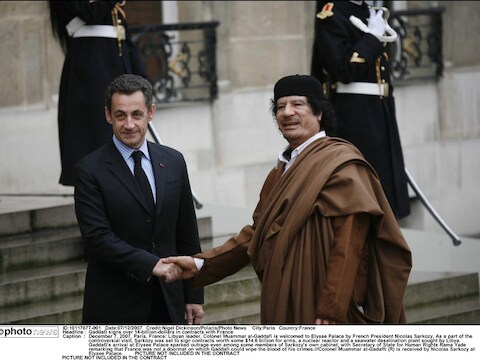 Nicolas Sarkozy en Mouammar Kadhafi in 2007 in Parijs.