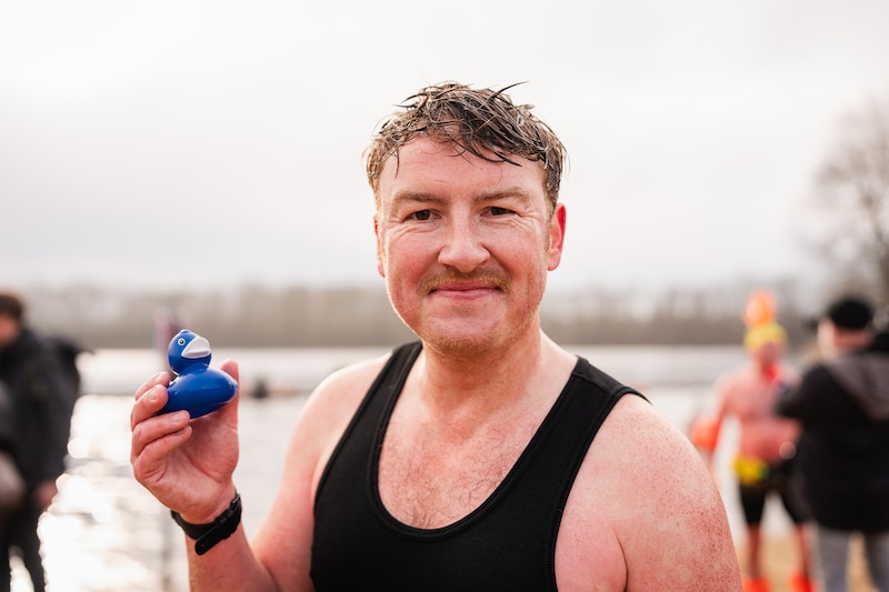 También el concejal de deportes Bram Van Braeckevelt se sumergió en el agua y sacó un patito. 