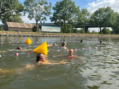 Vriendinnen Els (links) en Babs waren na hun eerste duik zo enthousiast dat ze meteen een tweede keer het water indoken.