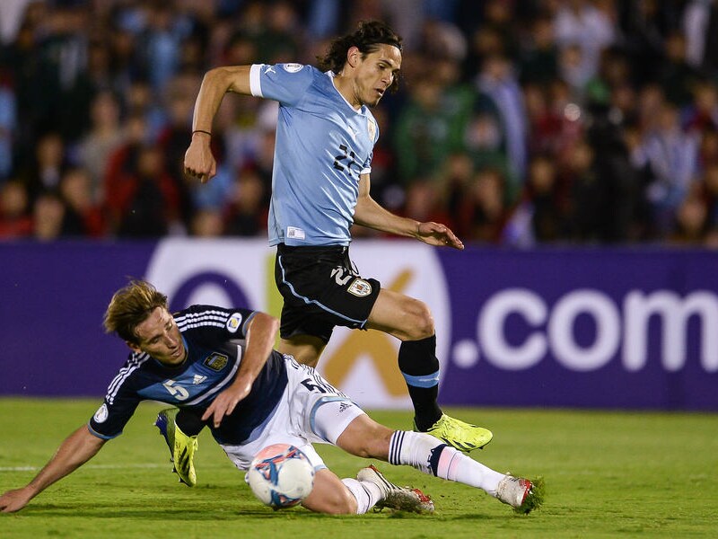 Biglia probeert hier Cavani de doorgang te versperren.