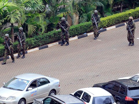 Keniaanse soldaten omsingelen het Westgate winkelcentrum in Nairobi waar al-Shabaab gijzelaars vasthield.