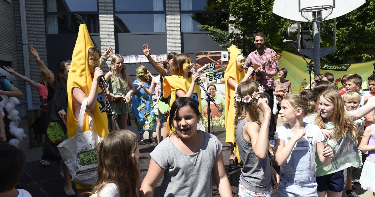 Rodenbachschool zingt FairTrade-lied met Pieter Embrechts | Regio | HLN.be